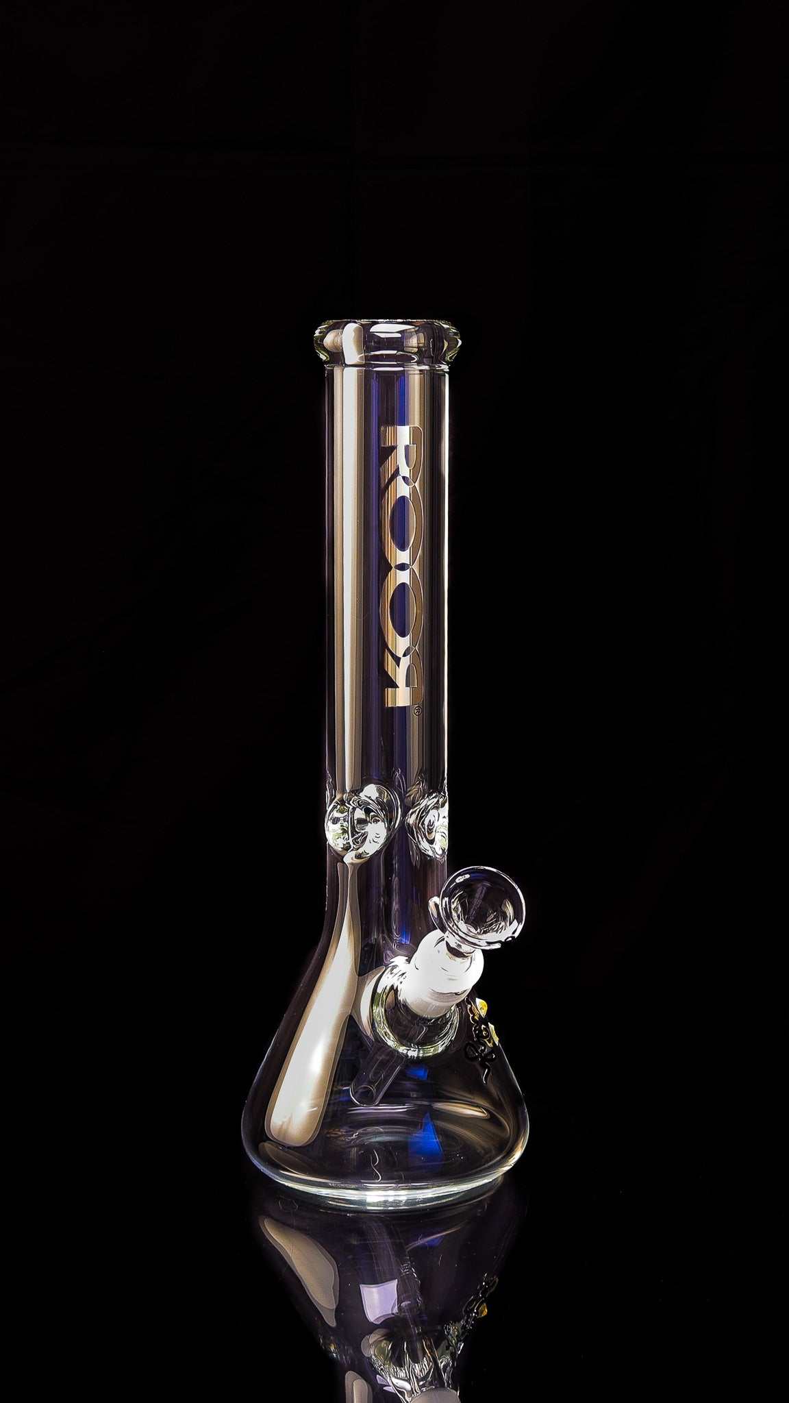 ROOR Classic 14-inch beaker bong with 50x7mm gold decal and matching accessories displayed
