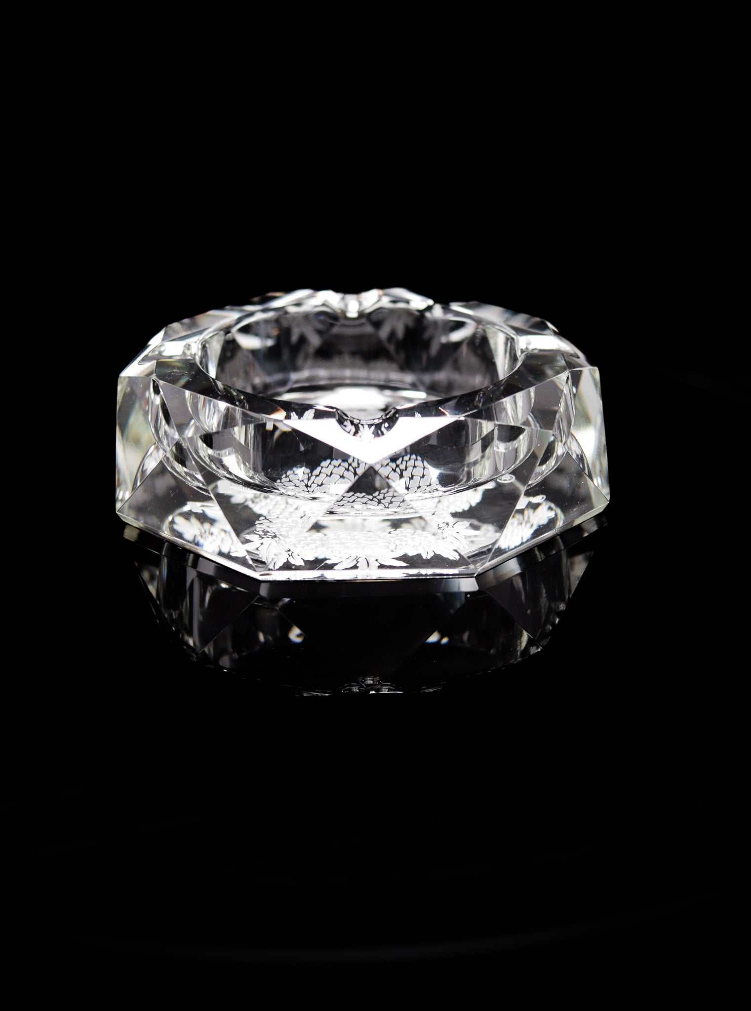 ROOR Glass Crystal Cut Ashtray Strains Pineapple Express with hand-cut crystal and sandblasted engraved design on black background