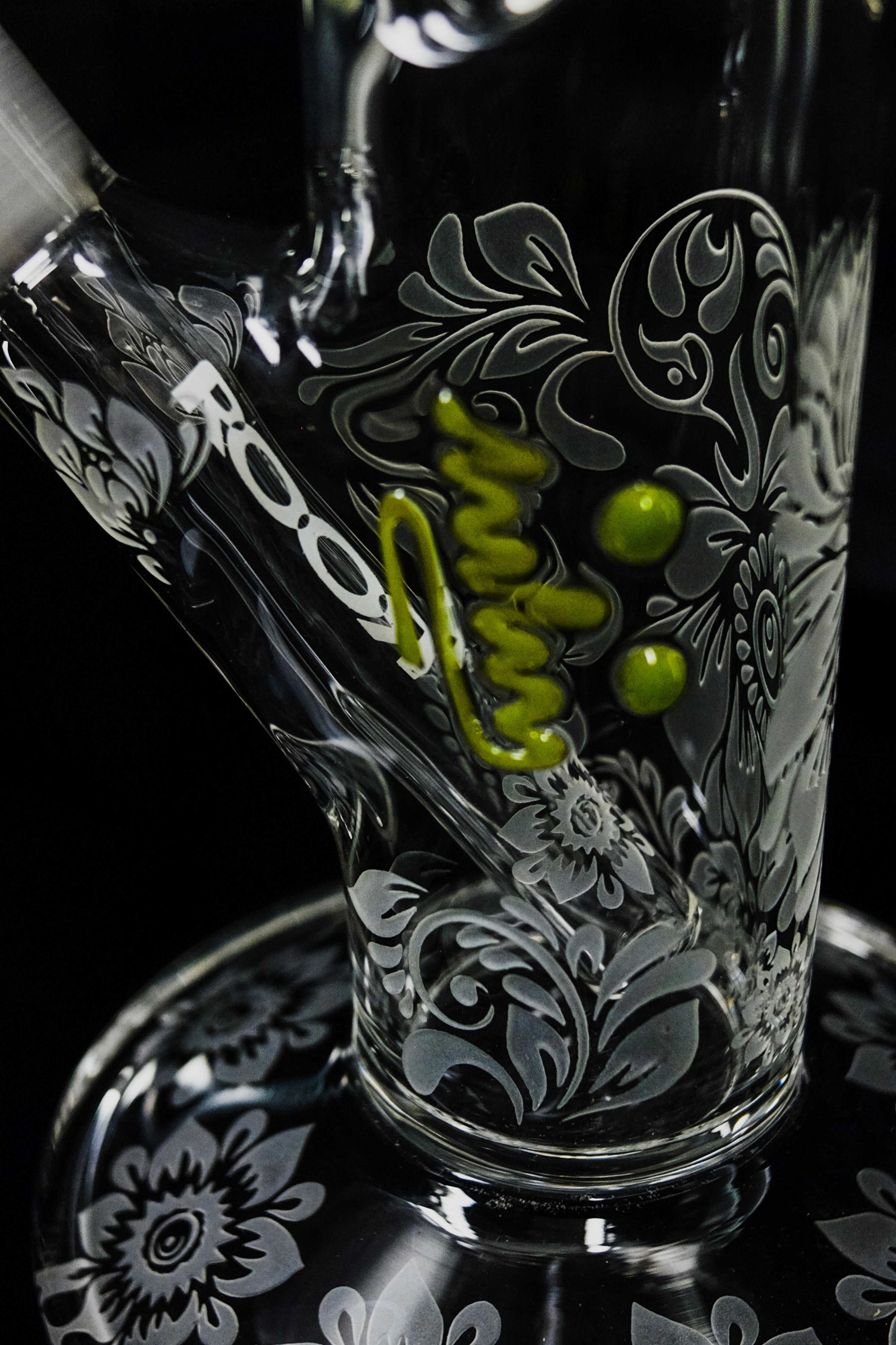 Close-up of ROOR® Sandblasted 14" Straight 50x5mm Big Daisy glass piece with detailed floral design and signature
