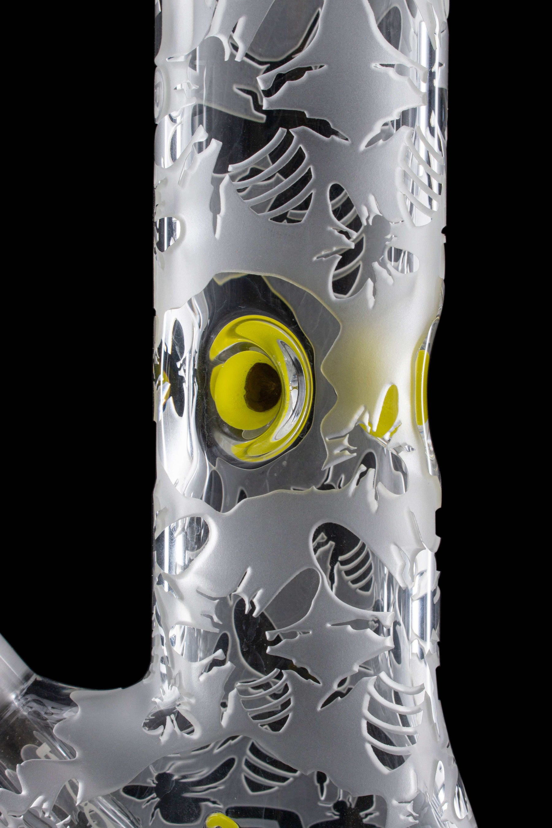 Close-up of ROOR® HONEYBEE 18" Beaker 50x5mm custom sandblasted glass with bee design and double color lip details