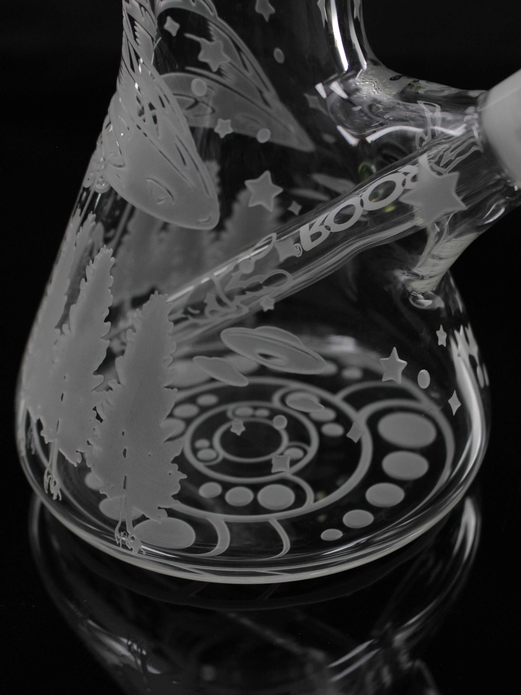 Close-up of ROOR® Alien O.G. 14" Beaker 45x5mm with sandblasted space and tree design