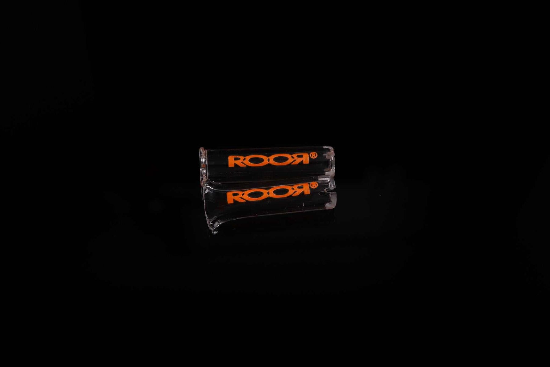 ROOR Plus Tip 8mm Single glass detail on black background.