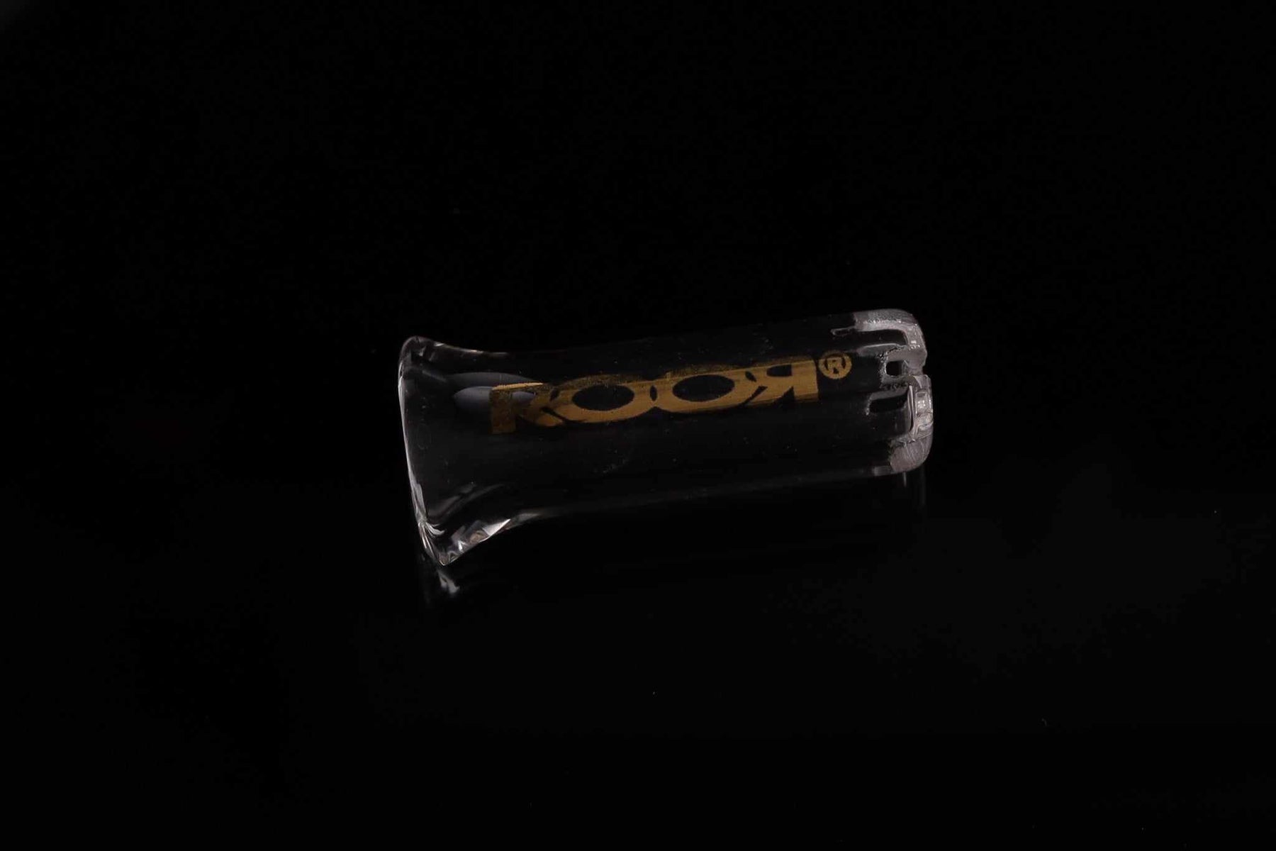 ROOR Plus Tip 8mm Single glass with cross-cut design on black background.