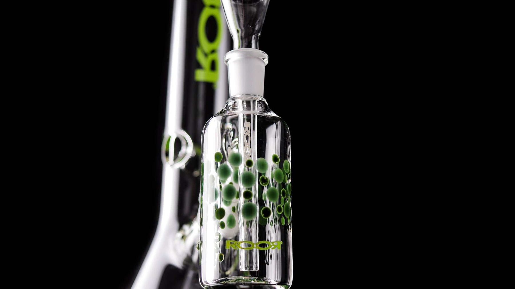 ROOR® Classic 14" Beaker with Green Pearl Dot, featuring thick German Schott glass, ice pinches, and custom green accents.