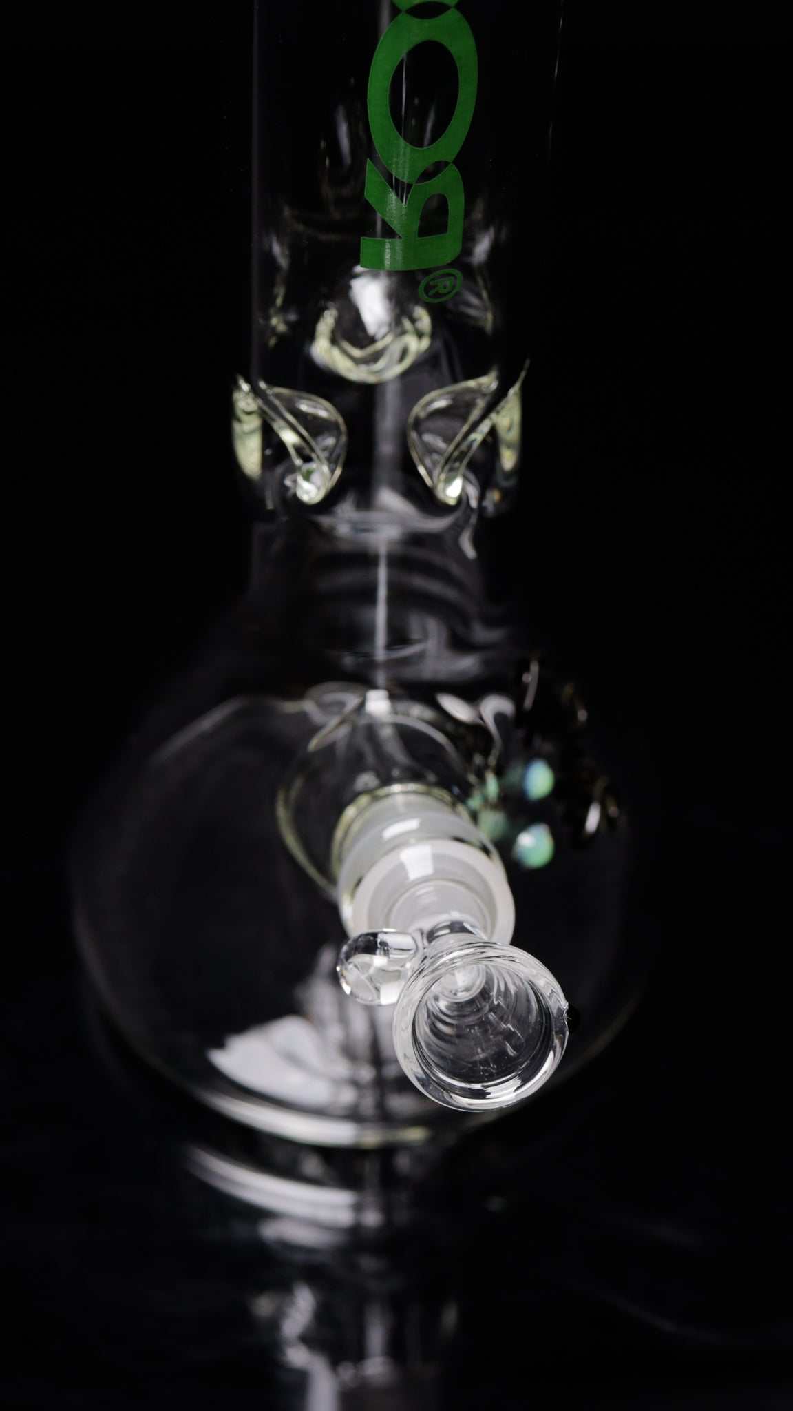 Close-up of ROOR® Classic 14" Beaker 50x5mm Green glass smoking pipe with ice pinch and green decal detail