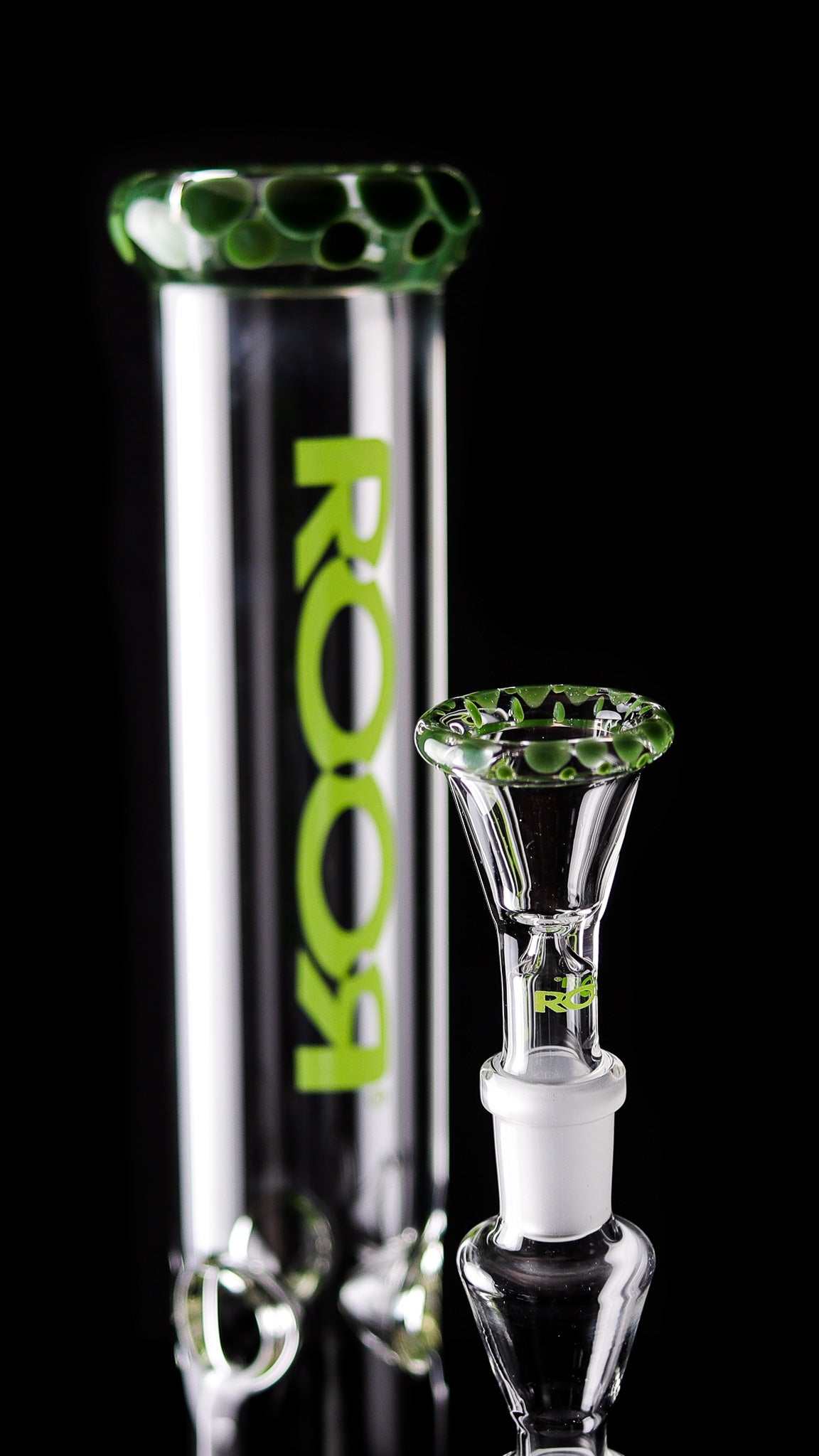 ROOR Classic 14 inch Straight glass bong with green pearl dot mouthpiece and bowl detail