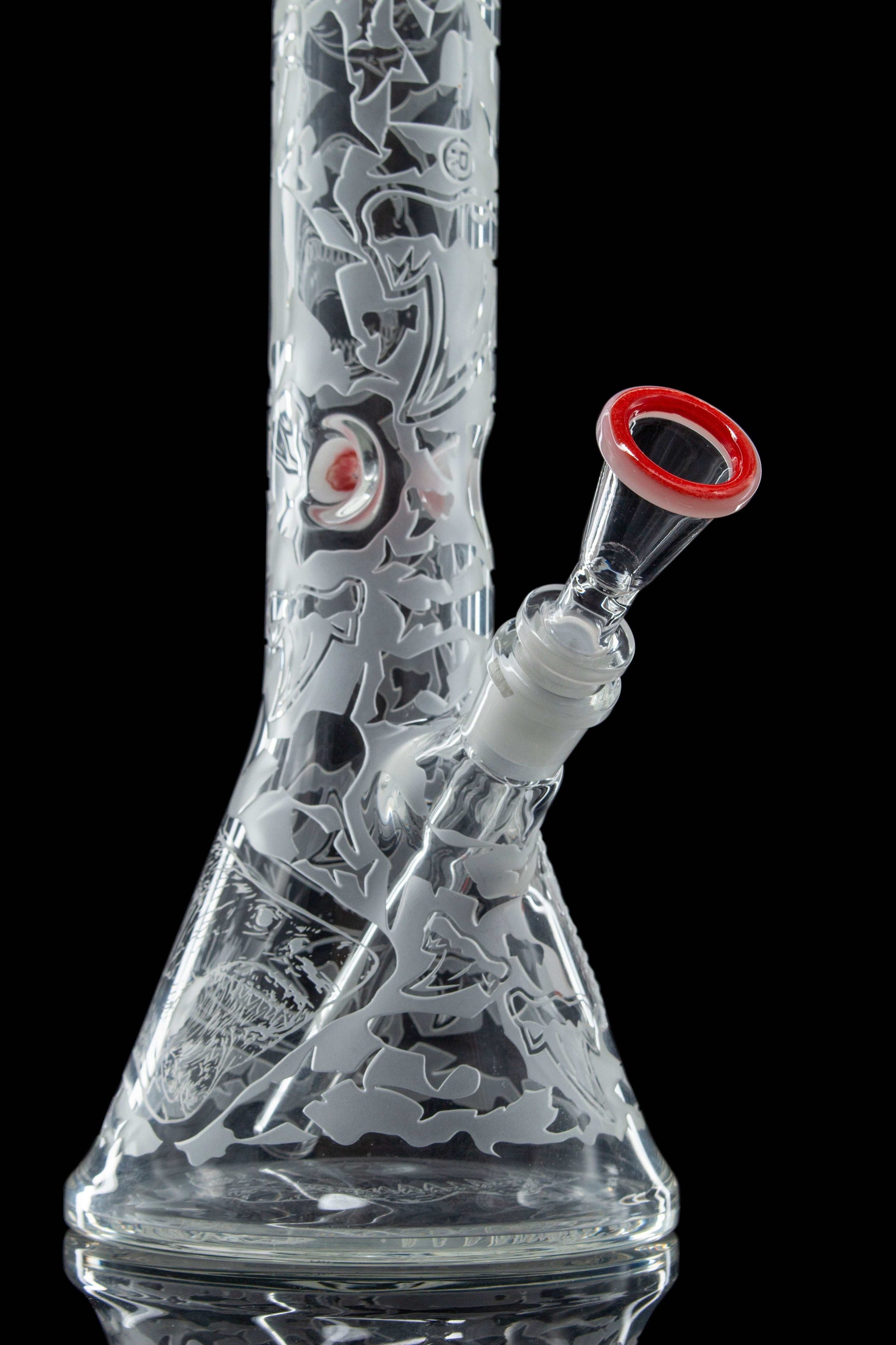 SHARK BITE 18" beaker 50x5mm with sandblasted design, colored mouthpiece, and ice-pinches.