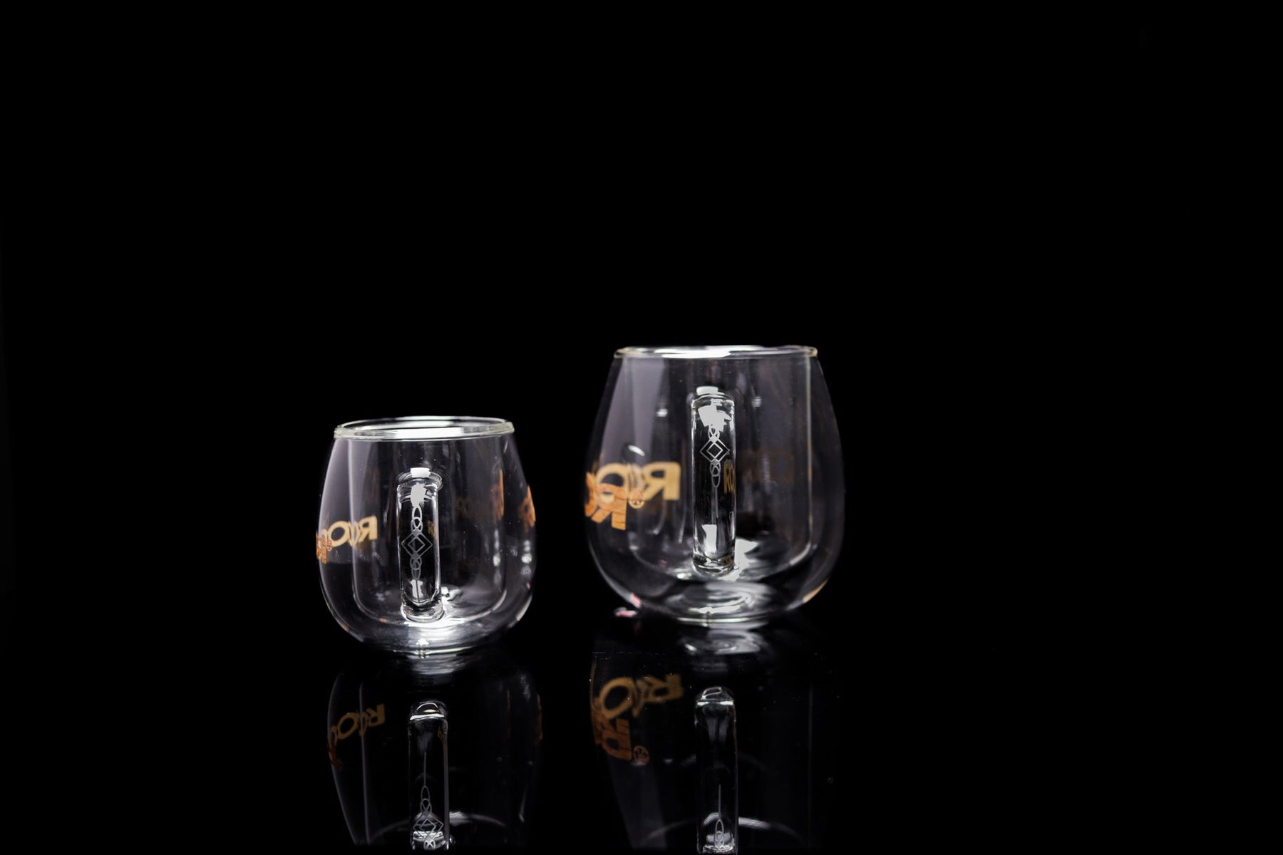 Double-walled ROOR® glass mugs featuring sleek design and insulating borosilicate glass.